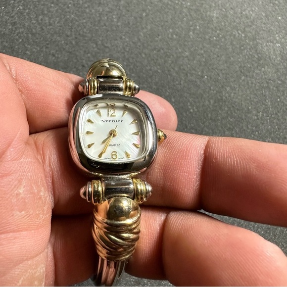 Vernier Ladies Quartz Cuff Watch Silver/Gold Tone Hinged Working New Battery - Picture 2 of 8